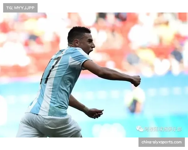 聚焦：老将华金向队友亲自示范边路任意球的精准脚法。